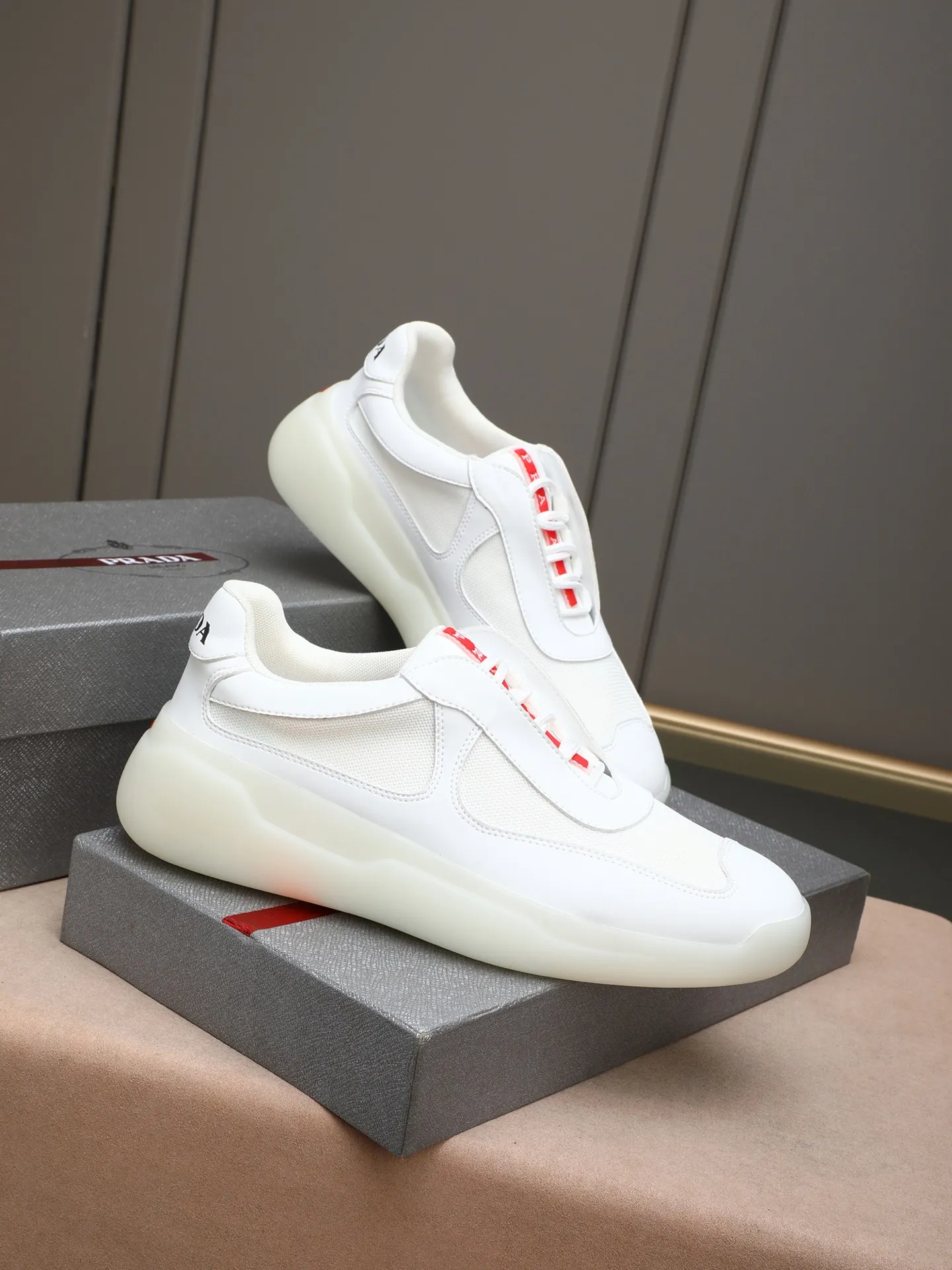 Men's shoes💰420 Prada/Prada sneakers👟! Low-top lace-up sports shoes, fashionable and elegant style. Made of top-layer cowhide leather spliced ​​with breathable mesh. Soft, comfortable and breathable. Logo lettering on the tongue. Finely crafted details. Lightweight foam sole, fashionable and versatile‼ ️size: 38-44 (45 customized